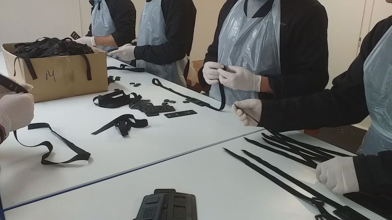 Vězni z Borů mají novou práci, kompletují masky proti virům